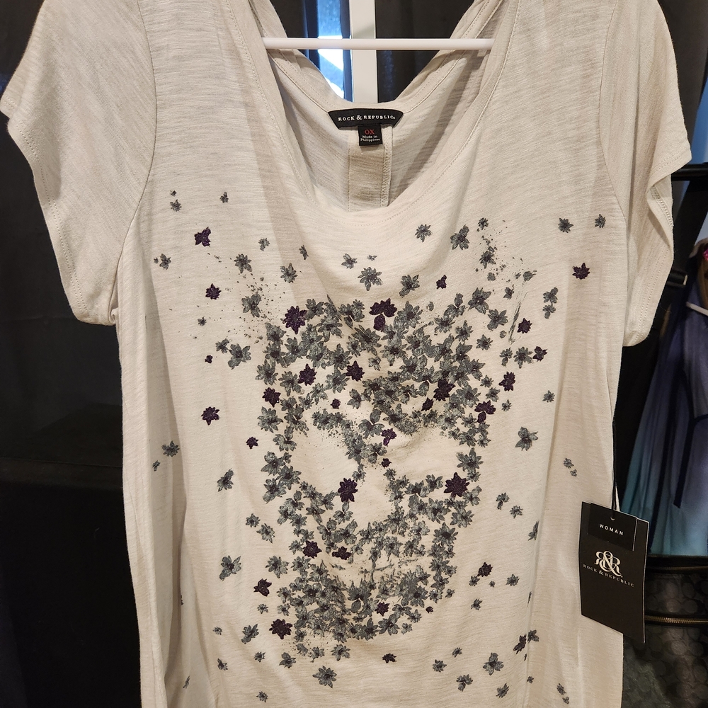 Rock & Republic White Short Sleeve Tee with Grey & Purple Floral Skull